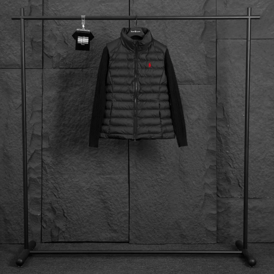P340 Actual Photos [Popular in Winter] Style No.: 25125# Color: Black/Navy Blue/Almond Size: S-XL - Ralph Lauren/Ralph Lauren 2025FW Popular Winter Item Stand Collar Three-Zip Couple Style Rib Down Vest Vest - Craftsmanship 400T diamond-proof nylon on the face Grid down filling inside 400T high-density gallbladder isolation - Correct slightly waisted version on both sides The placket is made of cotton webbing and has double zipper pockets on both sides - RL's hottest vest this year. Out of stock at counters. A treasure item with a winter atmosphere. It comes in three basic colors. It can be worn by both men and women, especially the creamy white with a warm red feel. Comes with a beauty filter, which girls love. The overall fluffiness is just right. It is light and not bloated. It is very chill. It can enhance the overall fashion sense whether worn outside or inside.